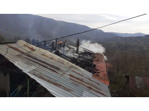 İki katlı evin çatısındaki yangın korkuttu
