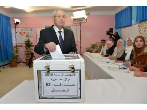 Cezayir, 10 ay süren siyasi karışıklığın ardından sandık başında