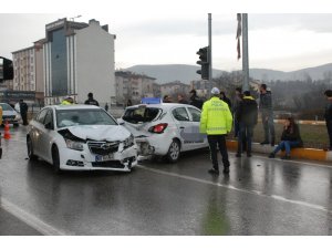 Sürücü adayı eğitim sürüşünde kaza geçirdi