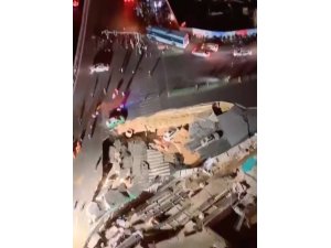 Çin’de yol çöktü, 3 otomobil çukura düştü