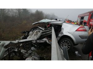 Düzce’de, kontrolden çıkan otomobil bariyerlere ok gibi saplandı
