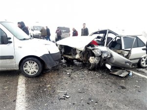 Otomobiller kafa kafaya çarpıştı: 2 yaralı