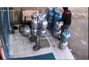Kaşla göz arasında dükkanın önündeki tüpleri çaldılar