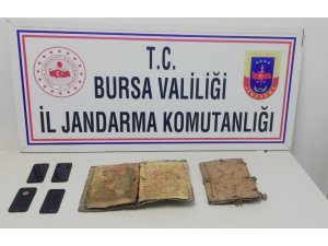 Bin yıllık İncil’i satarken yakalandılar