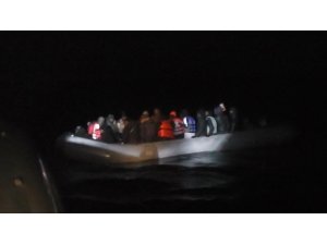 İzmir açıklarında 35 düzensiz göçmen yakalandı
