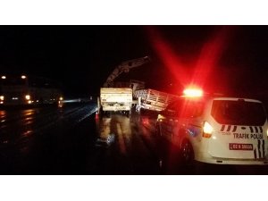 Gölbaşı’nda yan yatan tır vinç ile kurtarıldı
