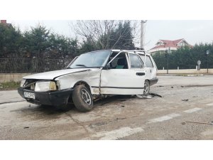 Lambaların yanmadığı kavşakta 3 araç bir birine girdi: 1 yaralı