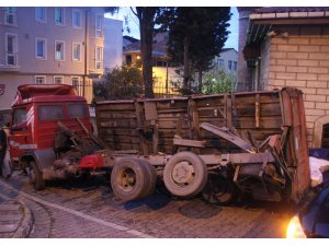 Eyüpsultan’da iplik yüklü kamyonetin kasası devrildi
