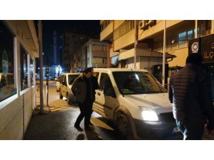 Sahte belgelerle dolandırdıkları firmaların mallarını satarken yakalandılar