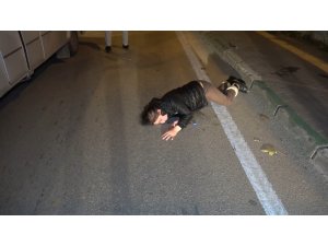 Önce tokat, sonra seyir halindeki otomobilden attı