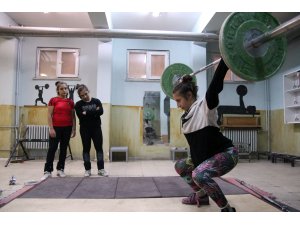Halterci üç kız kardeşin gözü dünya şampiyonluğunda