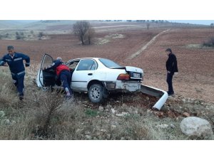 Otomobil şarampole uçtu: 2 yaralı