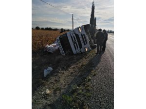 Yem yüklü kamyon devrildi: 1 yaralı