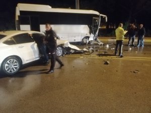 Otel personelini taşıyan servis aracı otomobille çarpıştı: 1 yaralı