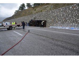 Tüp yüklü kamyonet devrildi: 1 ölü, 1 yaralı