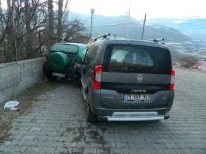 Köpeğe çarpmamak için park halindeki araca çarptı