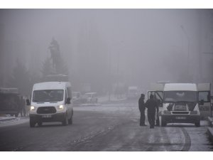 Kars'ta kar ve sis etkili oluyor