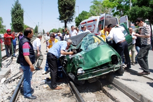 Otomobil tramvay yoluna uçtu !
