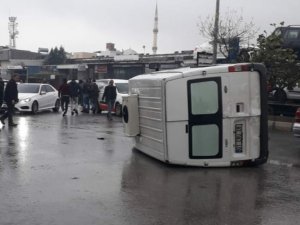 Ara yoldan kontrolsüz çıkan pikap, minibüsü devirdi