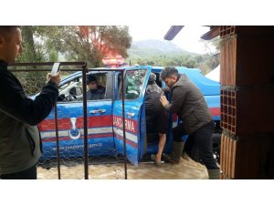 Dere taşması sonucu su basan evde mahsur kalan aile kurtarıldı