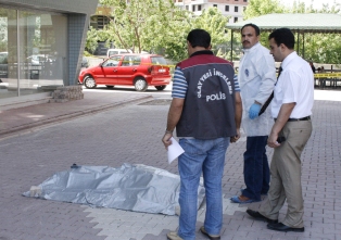 Hava almaya çıktığı balkondan düştü