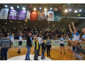 Kadınlar Basketbol Süper Ligi maçında sahaya binlerce oyuncak atıldı