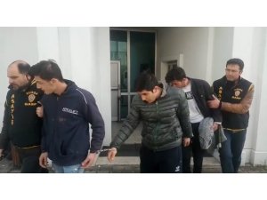Anne ve oğlunu gasp eden 3 şüpheli emniyetten kaçamadı