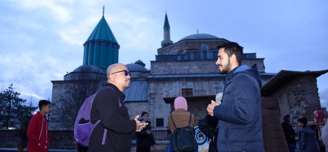 Gençler turistlerle konuşarak yabancı dillerini geliştiriyor