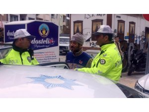 Trafik cezası yedi, yolda oturma eylemi yaptı
