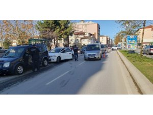 Karasu’da uygulamada 2 aranan şahıs yakalandı