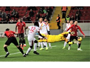 Süper Lig: Gençlerbirliği: 2 - Göztepe: 1 (İlk yarı)