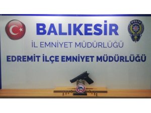 Balıkesir’de polis 8 silah ele geçirdi
