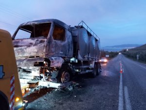 Süt kamyonu alevlere teslim oldu