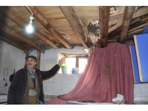 Hakkari’de toprak damlı evde göçük