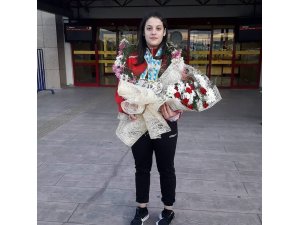 Şampiyon Esma Alper çiçeklerle karşılandı