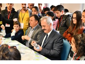 Vali Seymenoğlu, misafir öğrencilerle şehitlerin ismi yazan kuş yemliği yaptı