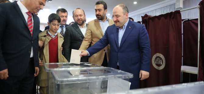 Bakan Varank, partisinin Çankaya İlçe Başkanlığı delege seçimi için oy kullandı: