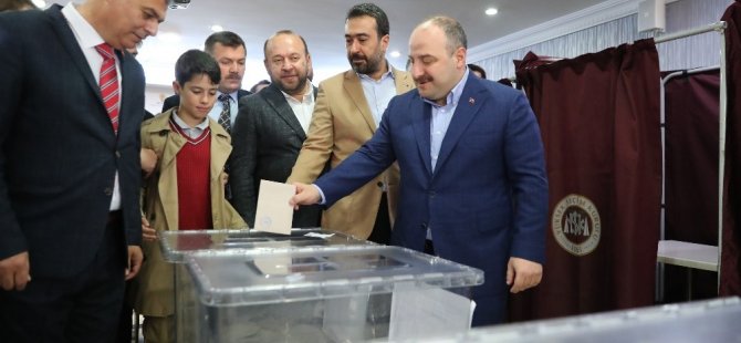 Bakan Varank: "Benlik davası güdenlerin kendi kişisel egolarının, hırslarının peşinden gidenlerin şimdi nerede olduklarını görebiliyoruz"