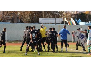 Amatör maçta 9 kırmızı çıktı, maç yarıda kaldı
