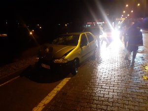 Seyir halindeki tıra çarpan otomobilin sürücüsü yaralandı