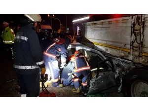 Otomobil tıra ok gibi saplandı: 1 ölü