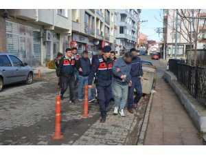 Kamyonetin içine 26 kaçak sığdırdılar: 5 tutuklama