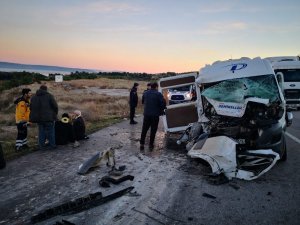 Servis minibüsü, vince arkadan çarptı: 15 yaralı