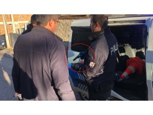 Kavga ettiği komşusunu silahla vurdu