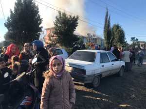 Sakarya'da okulda çıkan yangın söndürülmeye çalışılıyor