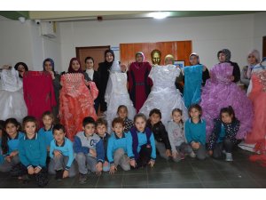 Anneler ihtiyaç sahibi genç kızlar için gelinliklerini bağışladı