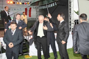 SP liderini İngiliz montu yaktı