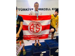 Antalyaspor yüzme takımı madalyaları topluyor