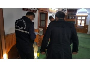 Hırsızların hedefinde bu kez de 590 yıllık cami vardı