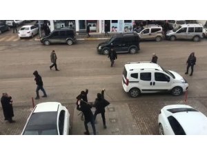 Cadde ortasında sopalarla birbirlerine saldırdılar